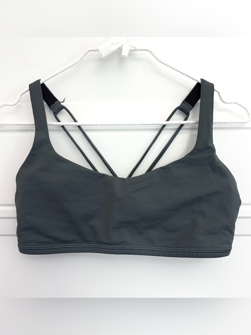Lululemon Strappy Cross Back Sports Bra Olive Green, Size 8